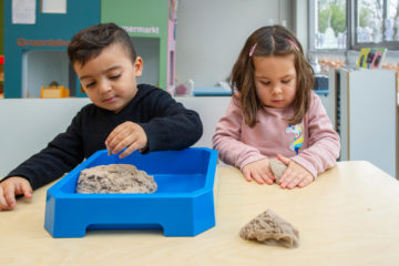 Zandkastelen bouwen aan tafel bij peuteropvang - Up Kinderopvang aan Dr Poelslaan in Rijswijk