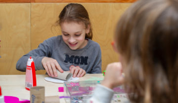 creatief bezig bij buitenschoolse opvang - Up Kinderopvang aan de Willem van Rijswijckstraat in Rijswijk